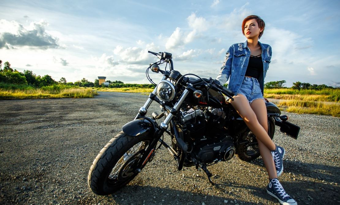 žena a motorka