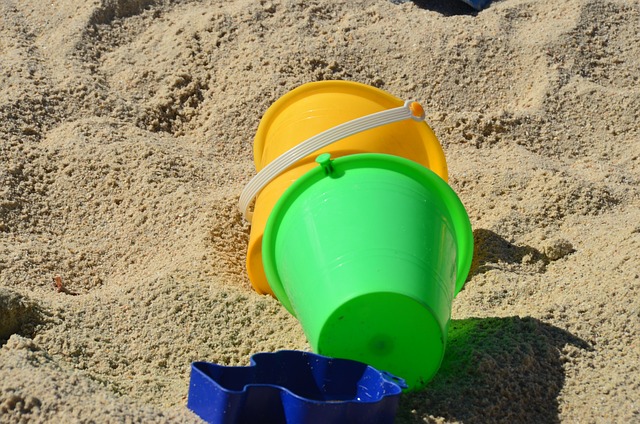 kbelíky na pískovišti